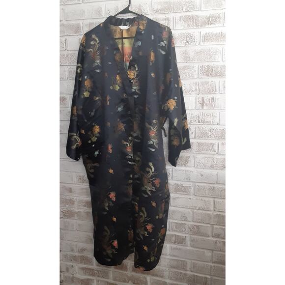 Luxurious Embroidered Woven Robe Kirgiztan Silk? Trendsetter - Picture 3 of 12